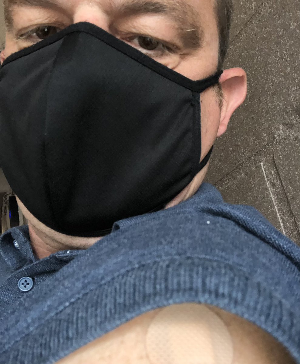 Toch een plechtig momentje. Daar zit hem 💉👍. 
Vlot en vriendelijk. Krijg het er warm van 🥳