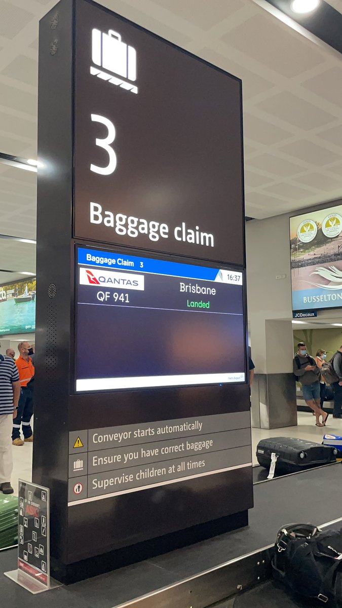 AJCarterFilms's tweet photo. Almost an hour wait for hour bags from Kununurra after $1050 ticket. No apologies, no travel vouchers, no explanation. #qantas great work guys. #LastTime https://t.co/zWbK34vWah