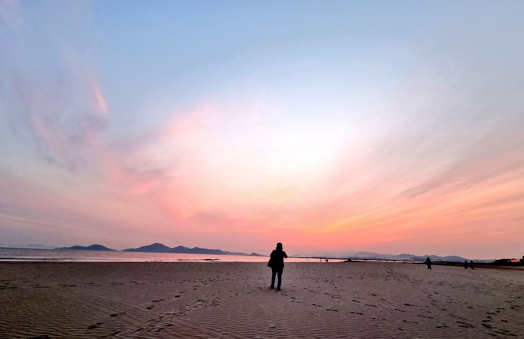 mitsuki_PR's tweet photo. 얼마전에 병원갔다가 바닷가를 좀 걷다 왔어요 하늘이 정말 정말 예쁘더라고요 (좀 크게 잡히는 사람 실루엣은 어머니임^^;) https://t.co/nd1malNB0l