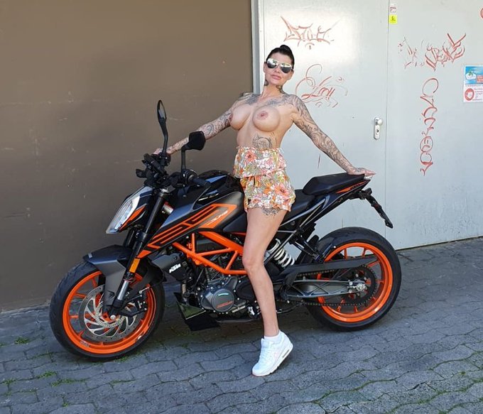 Mal kurz das Moped von meinem guten Freund Uwe ( Flower Power Kiel) vergewaltigt 🙈 https://t.co/5PLr<a href="/tag/hamburg"class="tags"><span>#hamburg</span></a>