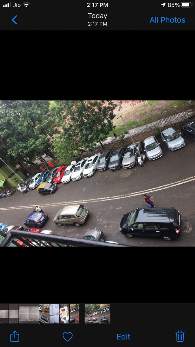 Da1GowaliaTank's tweet photo. #AdlCP @Pravinpadwalips please take a look @ time stamp of pics 2:17pm today. Please explain why #MTP cannot challan a #double #parked car with a driver inside. Is that not a violation? @MNCDFbombay @RoadsOfMumbai @mumbaimatterz @ACI_Mumbai Tejpal Rd, Gowalia Tank @MumbaiPolice https://t.co/LOeYWlvYFb