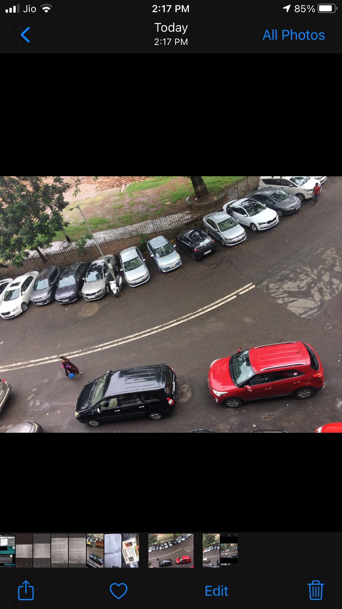 Da1GowaliaTank's tweet photo. #AdlCP @Pravinpadwalips please take a look @ time stamp of pics 2:17pm today. Please explain why #MTP cannot challan a #double #parked car with a driver inside. Is that not a violation? @MNCDFbombay @RoadsOfMumbai @mumbaimatterz @ACI_Mumbai Tejpal Rd, Gowalia Tank @MumbaiPolice https://t.co/LOeYWlvYFb
