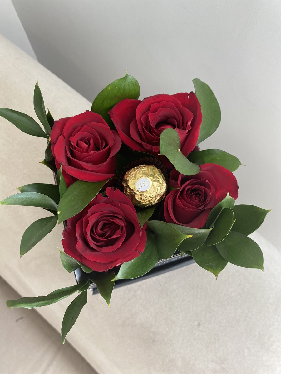KaribuFlowers's tweet photo. BUDGET FLORALS// Our signature small flower boxes have been repriced to include an arrangement of roses, foliage and filler. N$300 only. Shop at https://t.co/E4oBXOG11t https://t.co/9i8R1oqiNa
