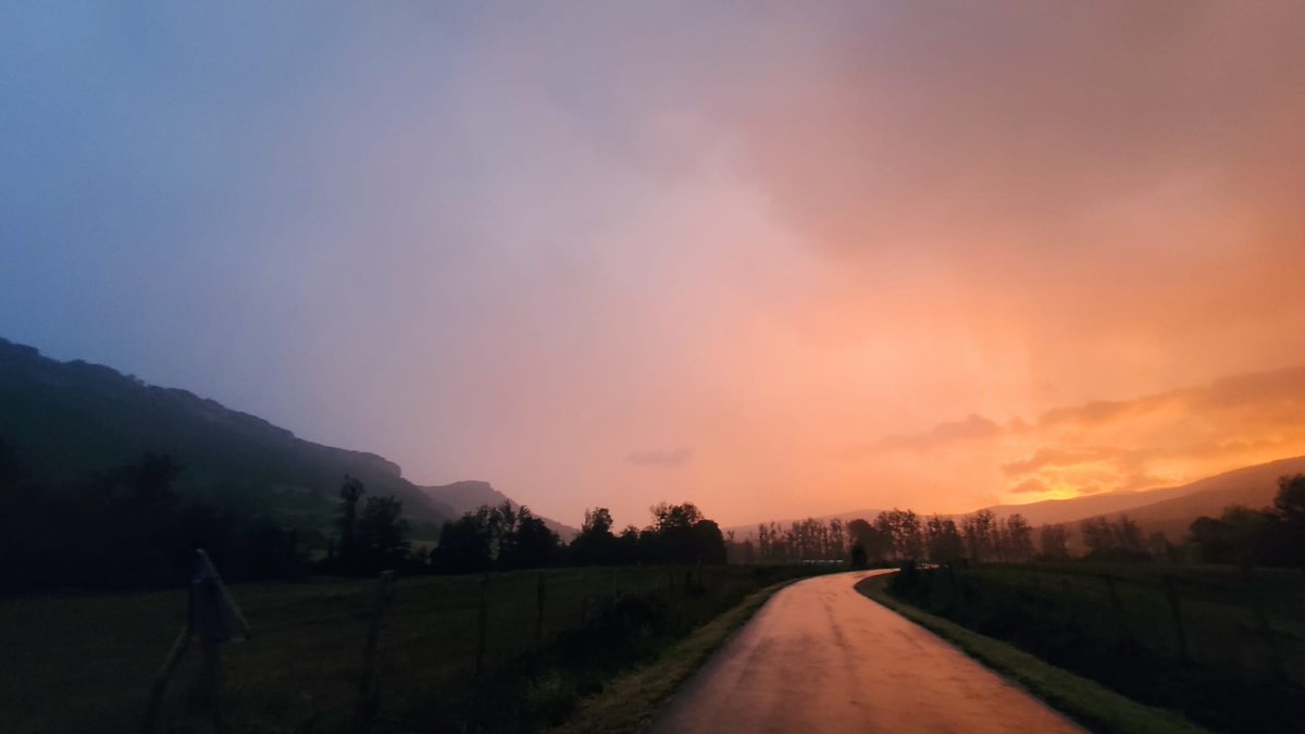 CEDERmerindades's tweet image. Truenos, relámpagos, viento y lluvia por todas las #Merindades, con los que los amantes de las tormentas de verano, pueden recrearse en estos días de calor.
¡¡Buen día!!