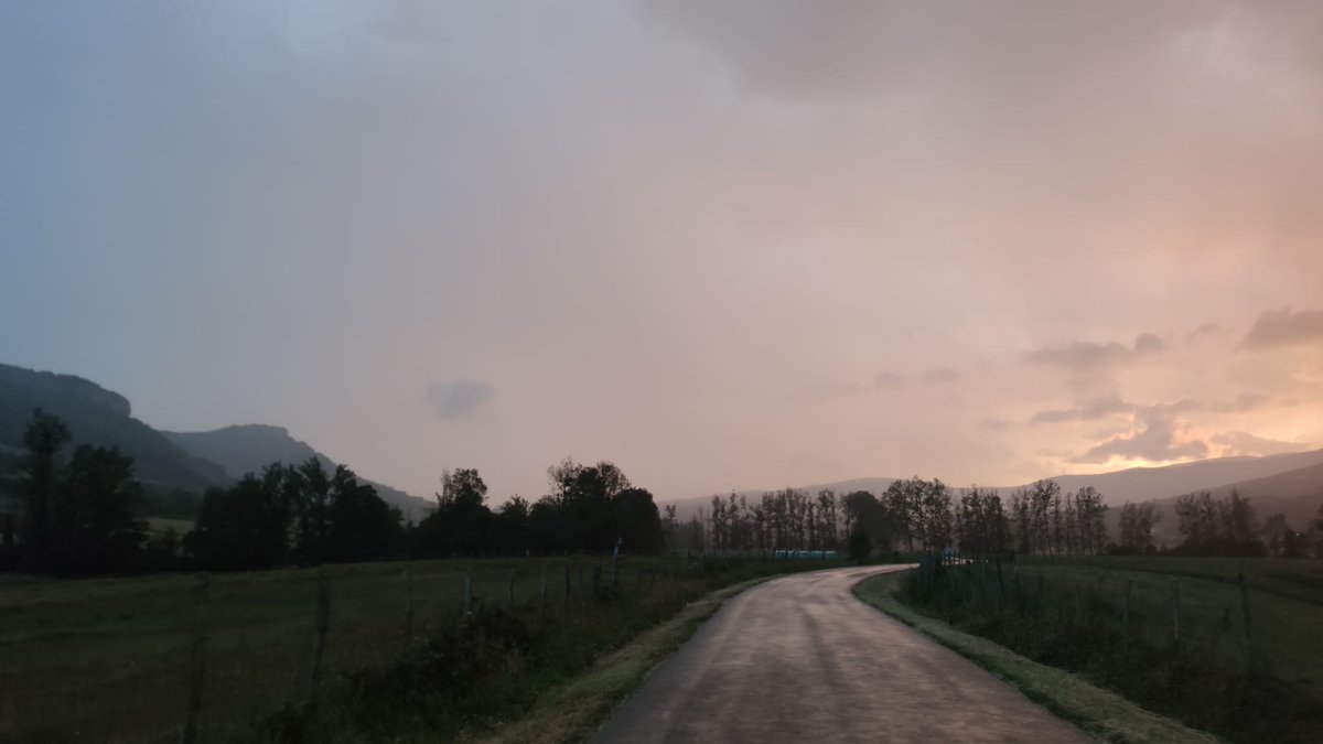 CEDERmerindades's tweet image. Truenos, relámpagos, viento y lluvia por todas las #Merindades, con los que los amantes de las tormentas de verano, pueden recrearse en estos días de calor.
¡¡Buen día!!