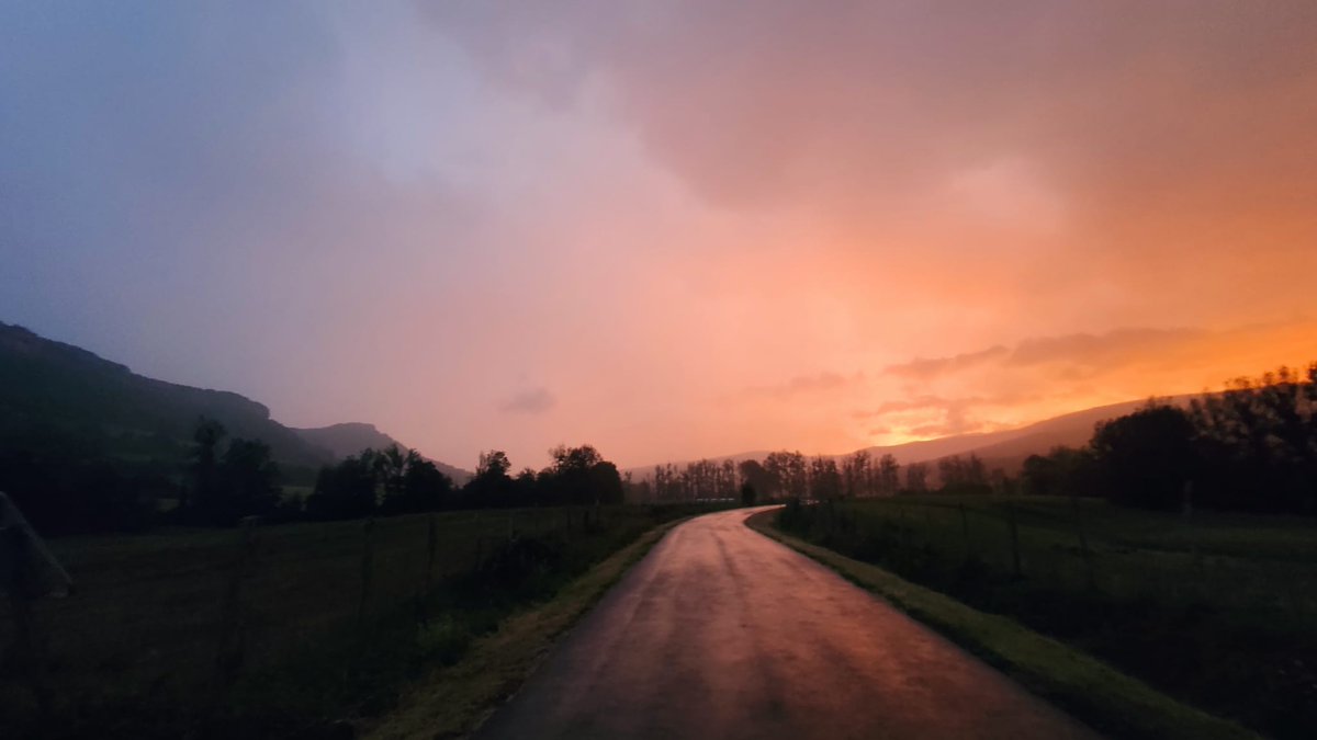 CEDERmerindades's tweet image. Truenos, relámpagos, viento y lluvia por todas las #Merindades, con los que los amantes de las tormentas de verano, pueden recrearse en estos días de calor.
¡¡Buen día!!