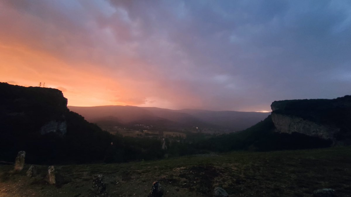 CEDERmerindades's tweet image. Truenos, relámpagos, viento y lluvia por todas las #Merindades, con los que los amantes de las tormentas de verano, pueden recrearse en estos días de calor.
¡¡Buen día!!