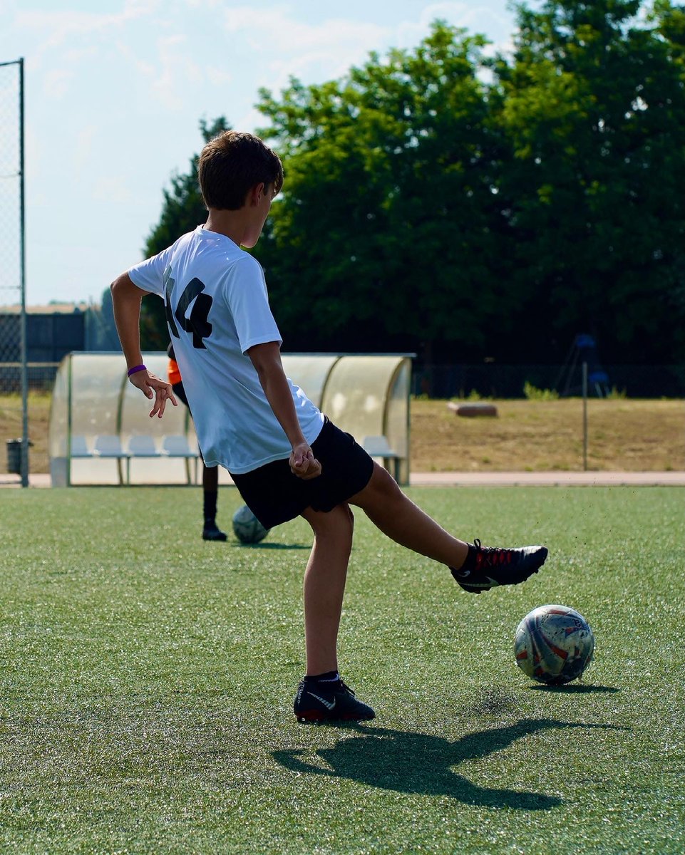 Os presentamos a la....
Escuela de Fútbol ‼️
⚽️ Una de las escuelas con más alumn@s de nuestra localidad . A pesar de la climatología, tod@s ell@s entrenan duro y con ilusión , para conseguir sus triunfos y sobretodo para hacer grandes compañer@s . Te animarías a probar?? 😉