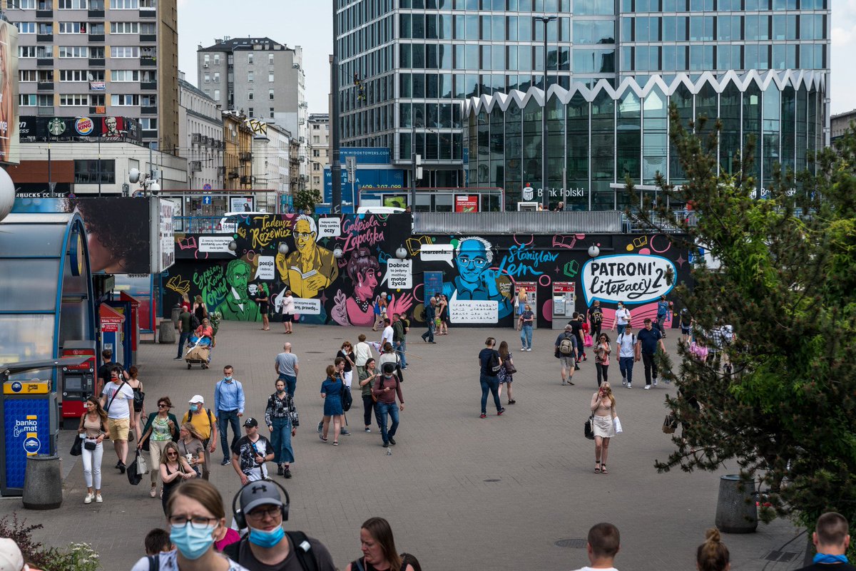 PLInst_Minsk's tweet photo. W sercu Warszawy, przy stacji metra Centrum powstało nowe streetartowe dzieło, przedstawiające luminarzy polskiej literatury: G.Zapolską, St.Lema,T.Różewicza,  C. K.Norwida - patronów 2021 roku. G.Zapolska jest w tym roku bohaterką Narodowego Czytania.
mat. NCK/fot. M.Dziurkowski https://t.co/9vToJr4fcm