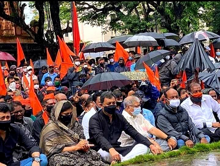 आज खा. संभाजी राजेंनी आयोजित केलेल्या कोल्हापूर येथील मराठा मूक आंदोलनात सहभागी झालो. मराठा आरक्षणाला आमचा पाठिंबा आहे. राज्य व केंद्र सरकारने सर्व उपाय तपासून योग्य पाऊल उचलावं आणि मराठा समाजाला न्याय द्यावा असे आम्ही आवाहन करतो.