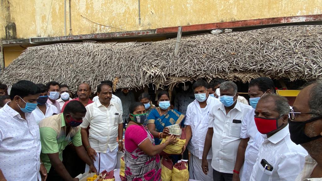 MlaAmalu's tweet photo. குடியாத்தம் சட்டமன்ற தொகுதி குடியாத்தம் நகரத்தில்

 இரண்டாவது  தவணையாக 2 ஆயிரம் ரூபாய் மற்றும் 14 வகையான மளிகை பொருட்கள் அடங்கிய தொகுப்பினை குடியாத்தம் சட்டமன்ற உறுப்பினர்  #அமலுவிஜயன்  அவர்கள் பயனாளிகளுக்கு வழங்கிய போது https://t.co/2rfTEQuUTw