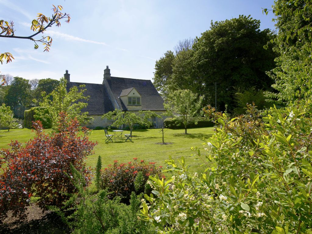 Genus HQ isn’t looking too bad this morning! Hoping that the sunny weather sticks around for a little longer....the garden loves it! 

#genusgardenwear #gardenseason #bloomingflowers #growinginmygarden #plantlover #gardeninglover #petals #petalpower #gardeninguk #summergardens