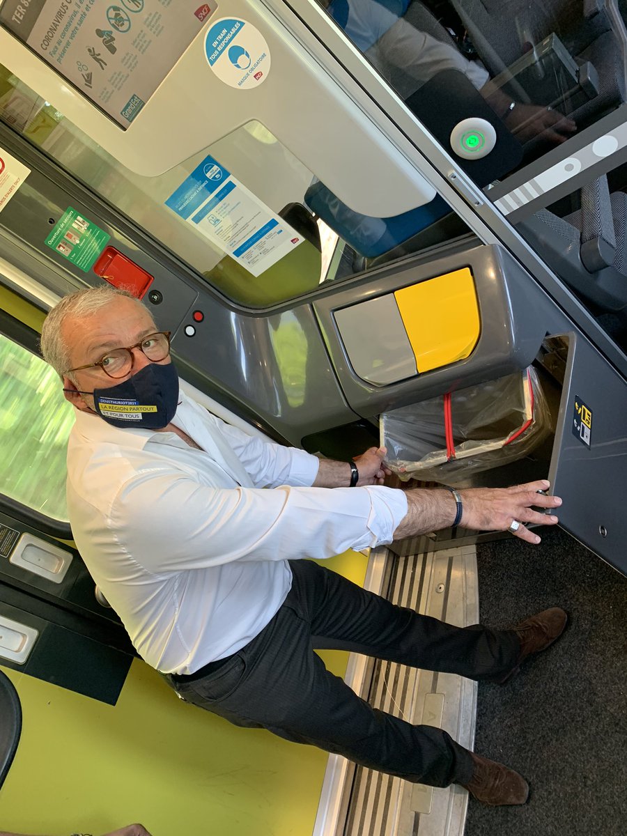 denisthuriot's tweet photo. C’est un leurre ! Aujourd’hui dans le train de #Lure, nous avons constaté que les poubelles ne sont finalement pas triées, puisque c’est un seul et même bac. 

#LaRégionPartoutEtPourTous s’engagera à lier la mobilité avec le traitement des déchets ! Nous corrigerons ce leurre. https://t.co/H7cSdIlaJq
