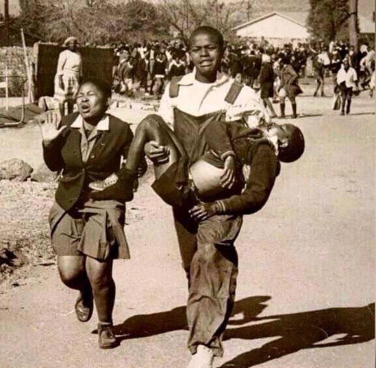 Dioufa02's tweet photo. Devoir de mémoire : 
Le 16 Juin 1976, le #massacre d'élèves #noirs à #Soweto .
#kebetu https://t.co/ydJcIFQjOA