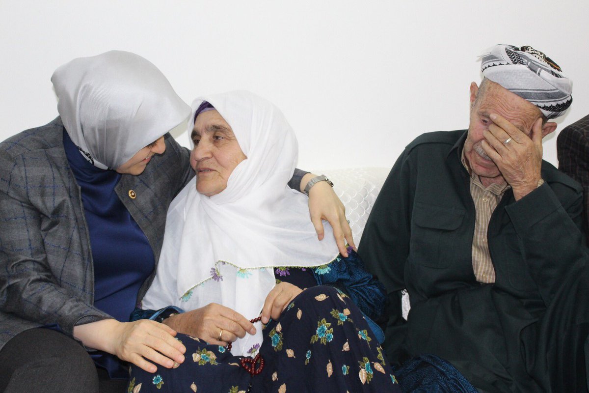 2015 seçimlerinde AK Parti Milletvekili adayı iken Hakkari Şemdinli'de evladının gözü önünde şehit edilen Demokrasi şehidimiz Ahmet Budak'ın annesi Sıdıka Budak teyzemizin Vefatını büyük bir teessürle öğrendim. 

Ruhu şad, mekanı cennet olsun. Rabbim cennetinde buluştursun..