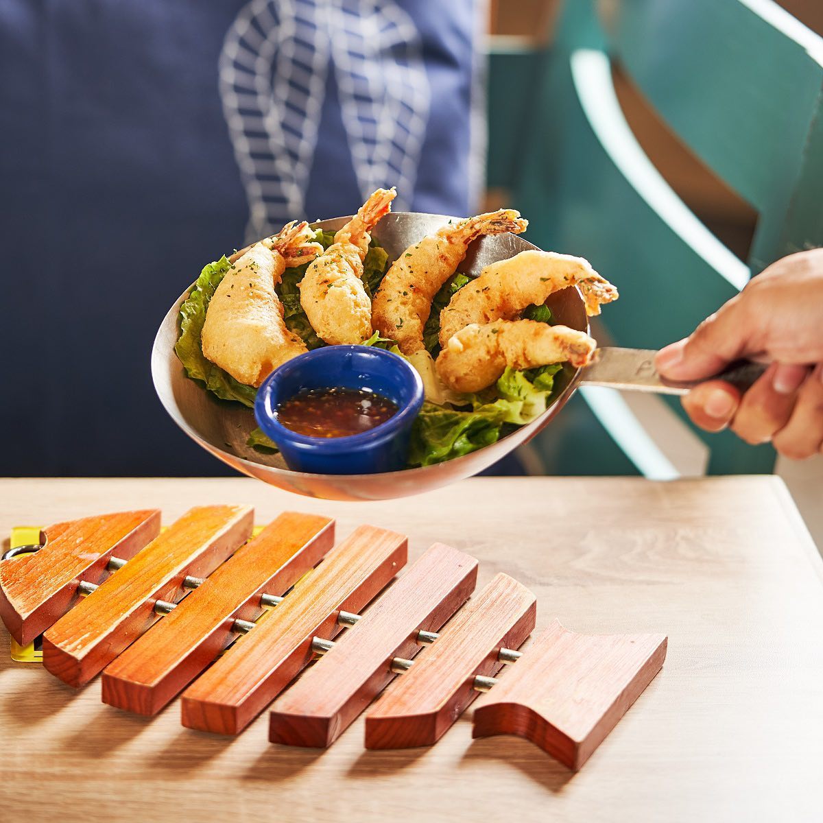 Di @fishncoindo, ada aneka Starters lezat yang bikin kamu gak mau buru-buru lanjut ke main course. Rekomendasi kami, Prawn Fritters! Udangnya berukuran besar, saus spicy mango-nya segar! Cobain di Fish &amp; Co., Living World Alam Sutera.

instagram.com/p/CQKgAdJhAIu/