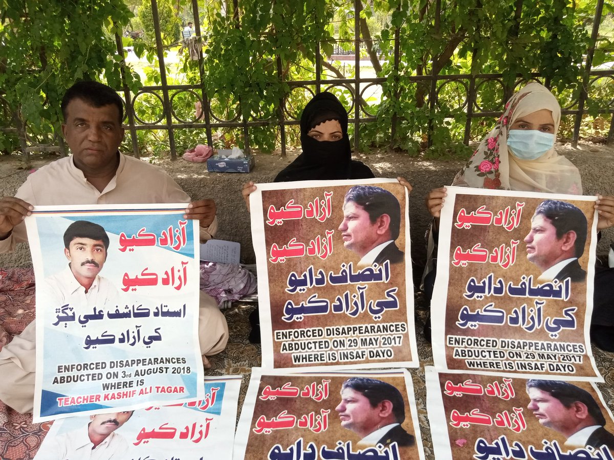 AqsaDayo's tweet photo. لاڙڪاڻي مان کنڀي گم ڪيل انصاف دايو ۽ استاد ڪاشف ٽڳڙ
جي وارثن پاران پنهنجي پيارن جي آزاديءَ لاءِ لاڙڪاڻي پريس ڪلب آڏو احتجاج ريڪارڊ ڪرايو ۽ مطالبو ڪيو ته اسان جي پيارن کي جلد کان جلد آزاد ڪري اسان جي مايوسي کي ختم ڪيو وڃي..
#Rleaseinsafdayo
#Rleaseallmissingperons https://t.co/cccJff0tnG