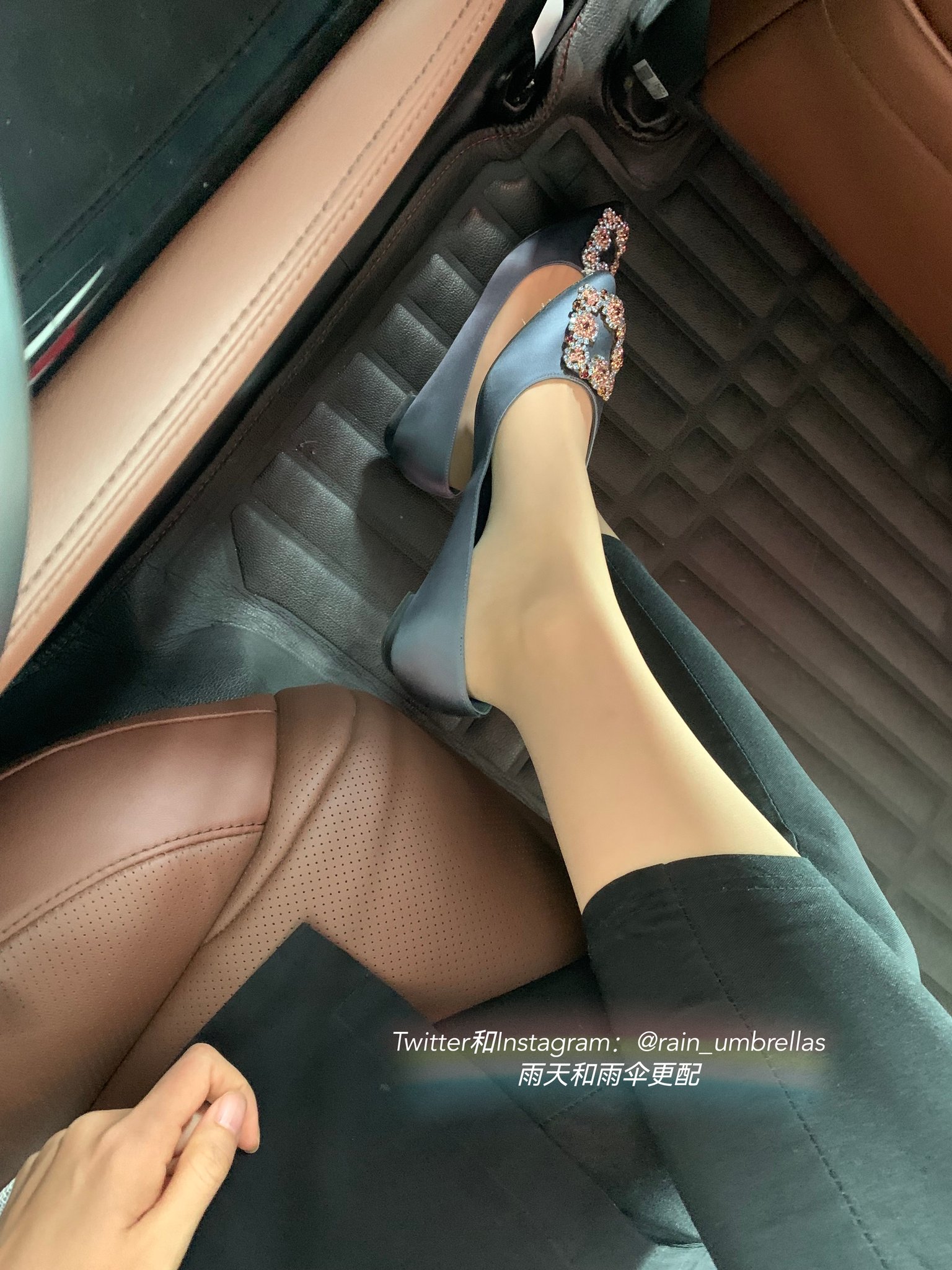 雨天和雨伞更配on X: 下雨了，今天蹭个车回家。 这车的后排空间好像能打麻将了，谁能猜出是什么车🤣？ #连裤袜#