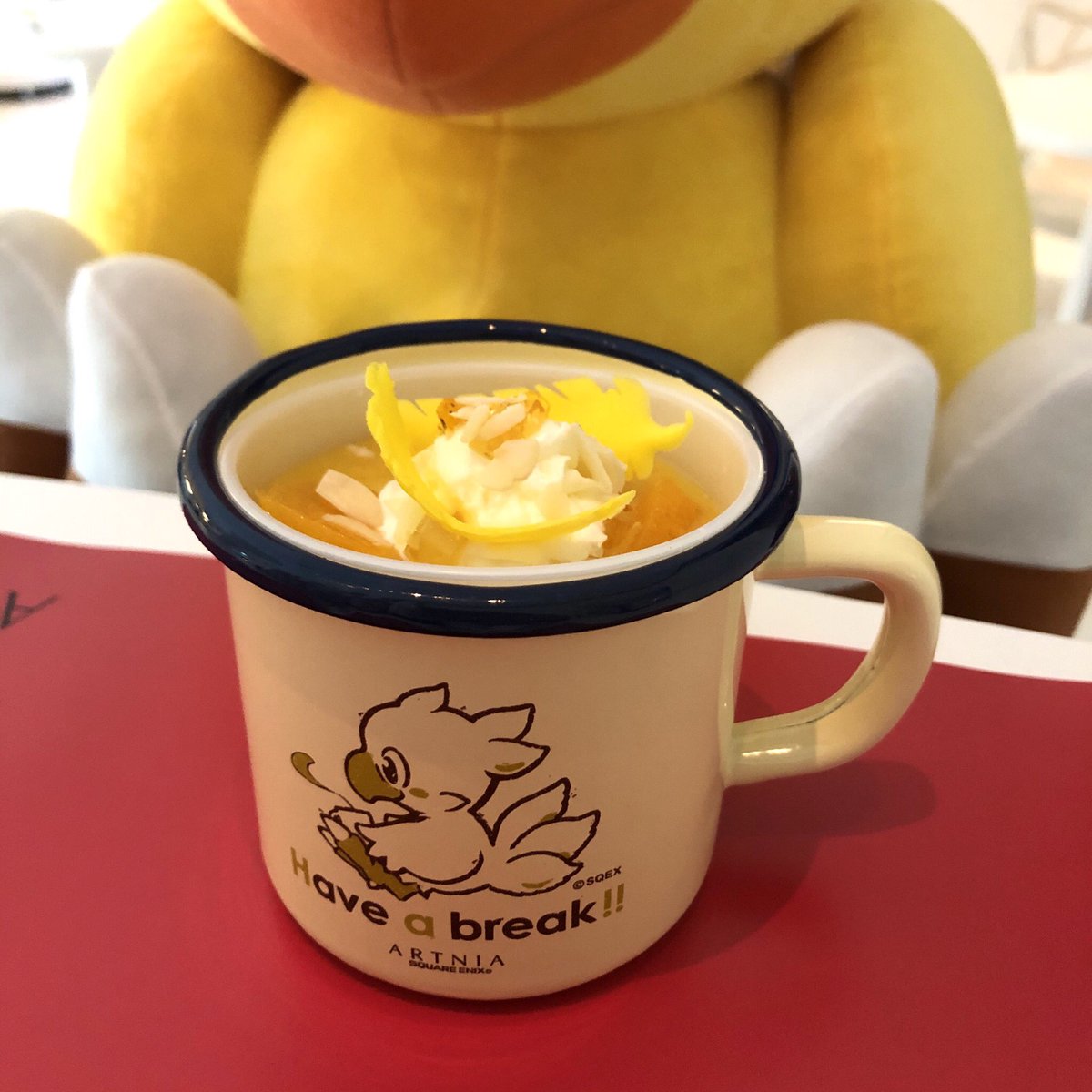 Square Enix Official Goods Ffジャンボぬいぐるみ チョコボ ジャンボサイズのぬいぐるみがアルトニアに入荷しました W4mm D490mm H590mm となっており チョコボと生活している感覚をお楽しみいただけます お持ち帰り可能なスーベニアマグつき Square Enix Official Goods Ffジャンボぬいぐるみ チョコボ ジャンボサイズのぬいぐるみがアルトニアに入荷しました W4mm D490mm H590mm となっており チョコボと生活している感覚をお楽しみいただけます お持ち帰り可能なスーベニアマグつき