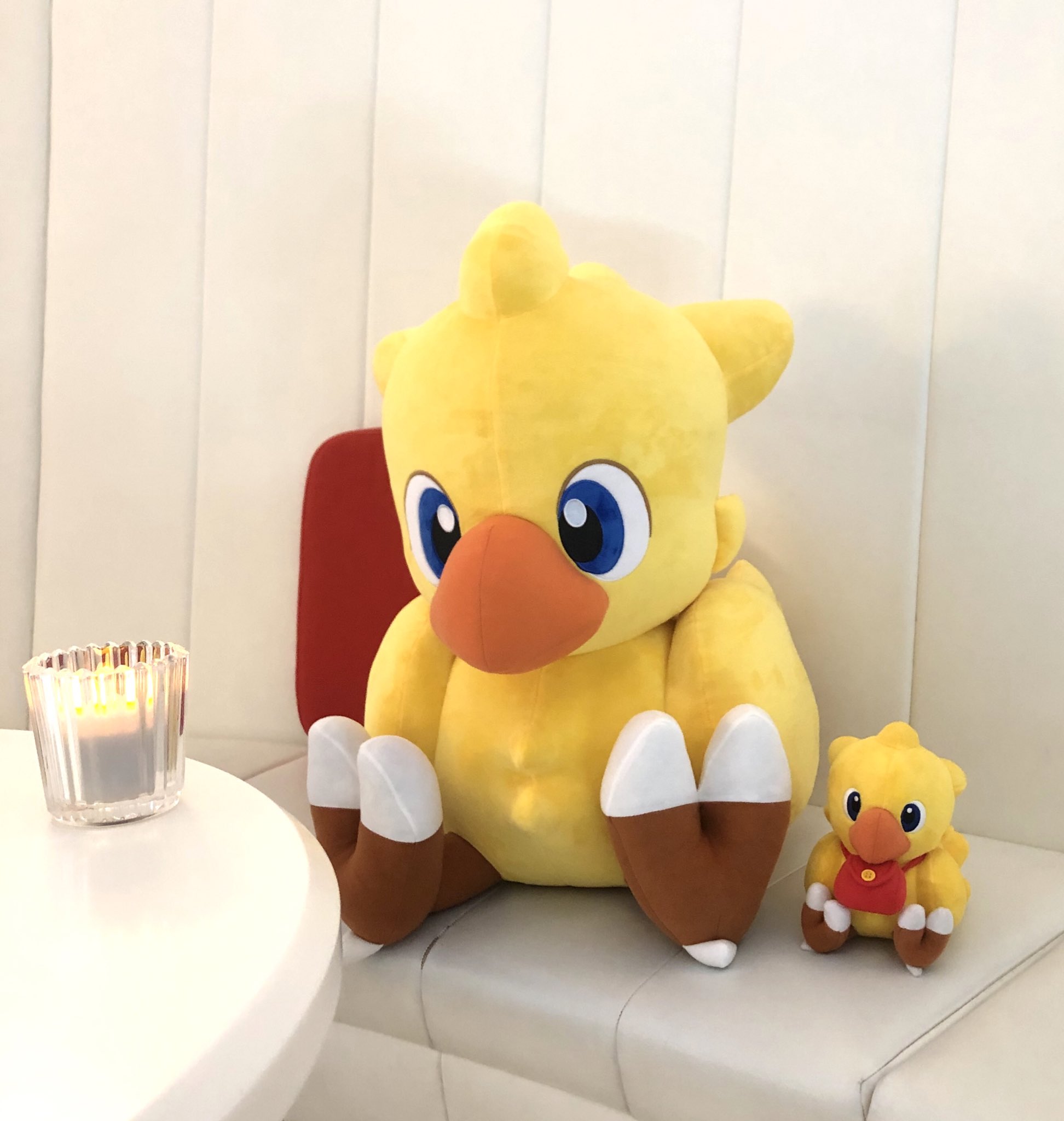 Square Enix Official Goods Ffジャンボぬいぐるみ チョコボ ジャンボサイズのぬいぐるみがアルトニアに入荷しました W4mm D490mm H590mm となっており チョコボと生活している感覚をお楽しみいただけます お持ち帰り可能なスーベニアマグつき