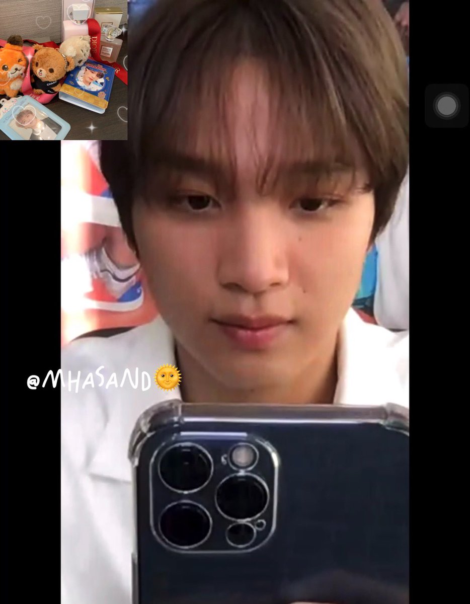 210616 사운드웨이브 영통 팬싸 🌞

นี่เขียนข้อความให้กำลังใจแฮชานใส่กระดาษ แล้วชูให้แฮชานอ่าน แฮชานอ่านอยู่แปปนึงแล้วก็หยิบโทรศัพท์ขึ้นมาถ่ายเลย เค้าแบบบบㅠㅠㅠㅠㅠㅠㅠㅠㅠㅠ แกแสนดีมากๆแกดีที่สุดในโลกกกกก 🥺🥺🥺 #해찬