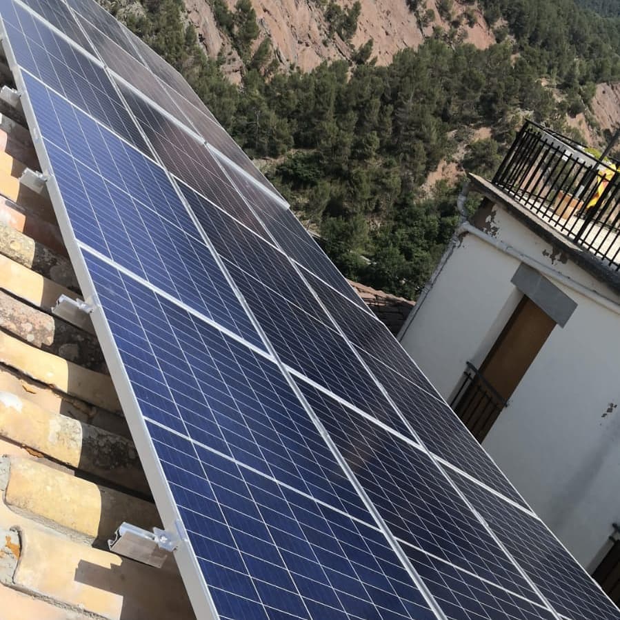 Instal·lacio de 15 plaques solars fotovoltaiques a Sta. Maria d'Oló