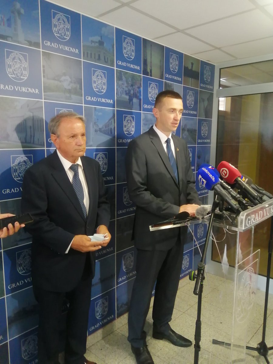 Dojučerašnji ljuti neprijatelji, od danas koalicijski partneri. Ivan Penava gradonačelnik, Željko Sabo predsjednik GV. Na moje pitanje kako to, Penava kaže - nećemo tražiti dlaku u jajetu.
<a href="/novatv/">NovaTV</a>.hr <a href="/dnevnik/">Дневник</a>.hr