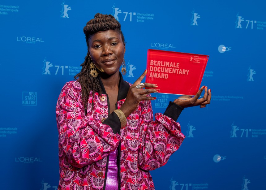 Collectif5050's tweet photo. Immense bravo à #AliceDiop qui reçoit deux prix à la @berlinale  pour son film documentaire 𝙉𝙊𝙐𝙎.

Best Film Encounters &amp; Berlinale Documentary Award 🐻 ✨👏🏿 🙌🏿 
___
#Athénaïse @uniFrance #totemfilms #Nous #We https://t.co/oEj691Y6WJ