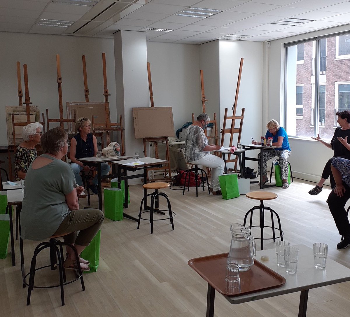 Workshop bij Vonk voor de vrijwilligers van het Thuisatelier voor 2. Thema’s, materiaal, reflectie - alles komt aan de orde. Zo zinvol dit project van Vonk met <a href="/PaletWelzijn/">Palet Welzijn</a> ⁦<a href="/Langlevekunst/">Lang leve kunst</a>⁩ #waddinxveen⁩