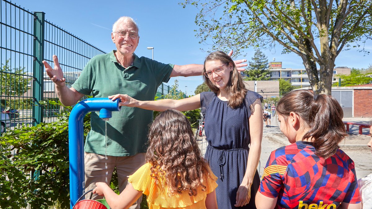 Samen met @IVNutrecht werken wij aan groenere schoolpleinen. Een servicepunt biedt inspiratie, informatie en ondersteuning aan basisscholen die aan de slag willen met hun schoolplein. Lees over mogelijkheden en de kansen: bit.ly/3grbWt0 #klimaatadaptatie #verduurzaming