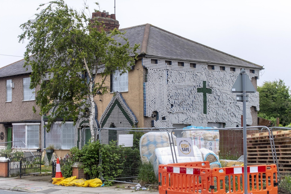 the_nanosphere's tweet photo. Following on from our piece about Houses-As-Art (see https://t.co/CNE6aqyguR), a reader kindly told me about the Beer Can House in Hartlepool. Anyone have any other houses turned into art they know about? https://t.co/9vIhRE559O