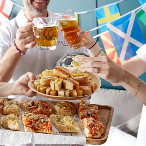 Le moment est venu de supporter les #Bleus ! 🇫🇷 Et c'est encore mieux autour d'un bon plateau : préfous, pizzas, mini-sandwichs... tout est réuni pour un apéro #foot réussi ! ⚽️

Également disponible sur #UberEats et #Deliveroo. 😉