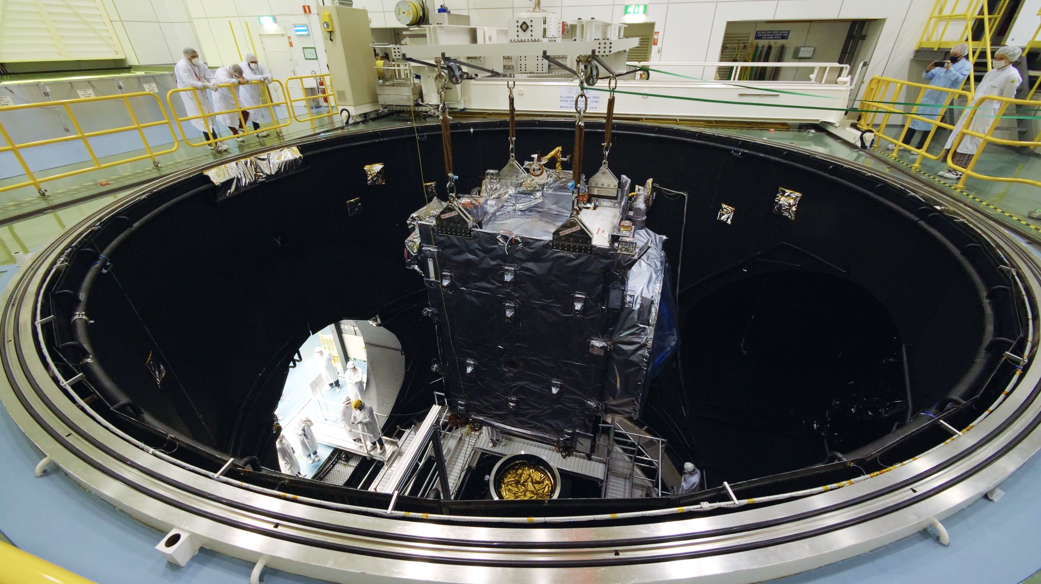Самый большой космический аппарат. Космический аппарат Jupiter Icy Moons Explorer. Термовакуумная камера для испытаний спутников. Термовакуумные испытания космических аппаратов. Вакуумная камера космического аппарата.