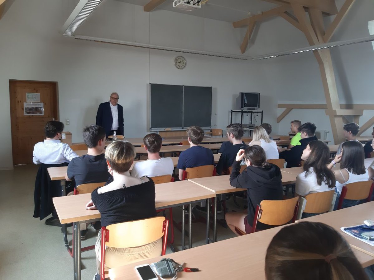 Spannende Diskussion über die Europäische Union heute im Europ. Gymnasium in Waldenburg. Mit 30 Zehntklässlern  habe ich innerhalb des deutschlandweiten EU-Schulprojekttages über Themen wie EU-Handelspolitik, Rechtsstaatsmechanismus sowie die Konferenz der Zukunft Europas gespr.