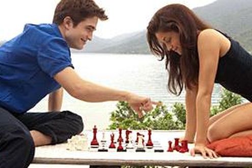 More10599742's tweet image. "On his honeymoon, Edward insists on playing chess to avoid other things.  I read it in the script and said.  Come on!  Kristen looks so amazing in these little nightgowns.  I don't think chess is what I have in mind."
Robert Pattinson
