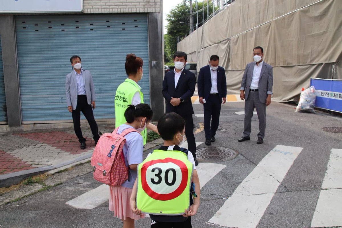 <공사현장 인근 통행 안전 점검이 필요합니다>
우리 아이들이 안전하게 등하교할수 있도록 어른들의 지혜와 양보가 필요합니다.
안전은 불편하고 비용이 많이 들어가지만
소홀히 하면 엄청난 재난으로 되돌아 온다는 것을
명심해야 겠습니다.