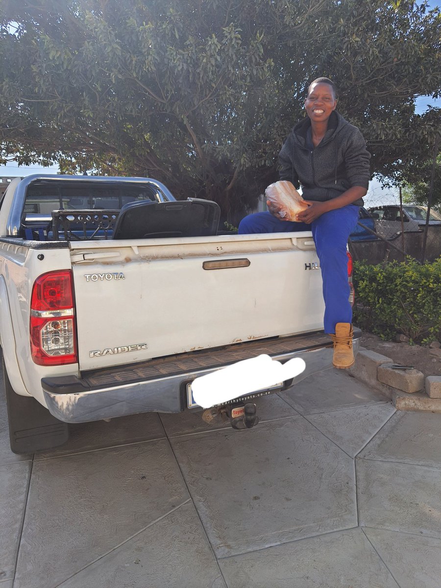 KasiEconomy's tweet photo. 5 years ago 34 year old Limpopo chef Tumelo Motau, opened a bakery at her home &amp; used a wheelbarrow to sell the bread.

Recently she bought a bakkie and now supplies her products all over tuckshops in her her area. She sells bread, breadrolls &amp; fat cakes. She now employs 2 people https://t.co/uEKWohlNTD