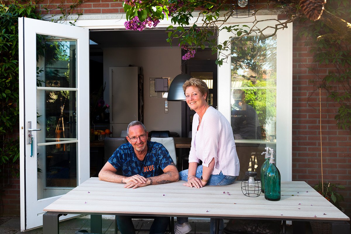 Lia verloor 35 jaar geleden haar man Hendrik, die als kersverse brandweerman bij zijn allereerste oefening om het leven kwam. Komende zaterdag spreekt ze met haar broer Wijnand tijdens de Nationale Brandweerherdenking. Lees hun indrukwekkende verhaal 👉 bit.ly/3pYDPf7