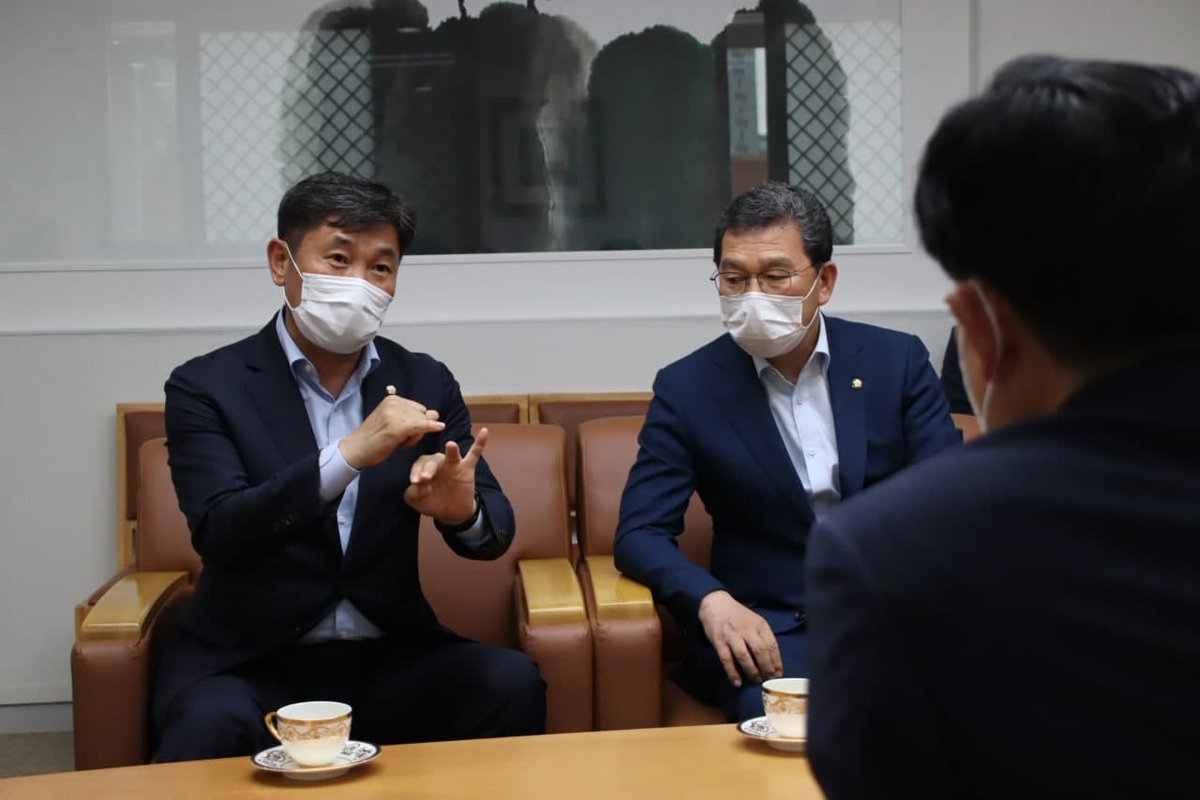 <노형욱 신임 국토부 장관 면담,
  달빛내륙철도, 국토부 전향적 결단 필요>
노형욱 신임 국토부 장관을 만나
제4차 국가철도망 구축 계획안에
광주~대구 달빛내륙철도를 반드시 반영될 수 있도록
국토부의 전향적 결단을 요청했습니다.
지역발전을 위한 자리라면 언제 어디든 뛰어가겠습니다.