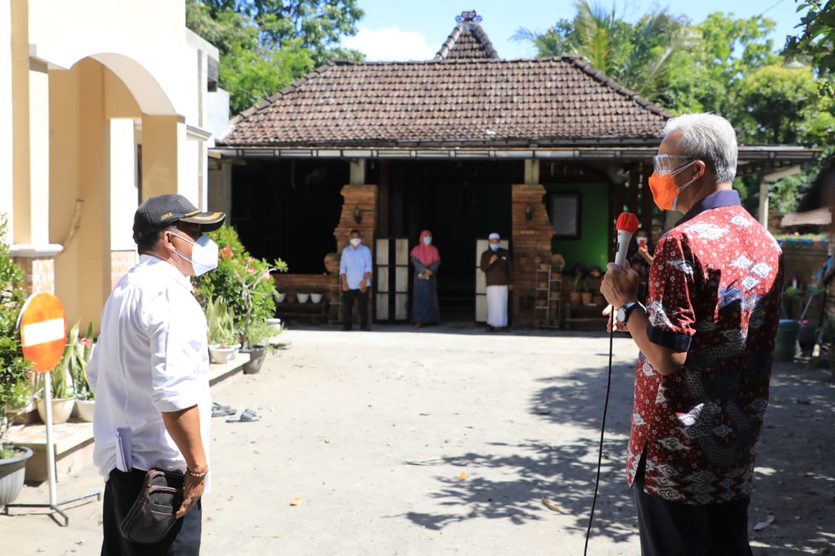 Gubernur Jawa Tengah <a href="/ganjarpranowo/">Ganjar Pranowo</a> melakukan lawatan kerja di Klaten. Kunjungan dilakukan ke sejumlah titik utk mengecek Jogo Tonggo, hingga kesiapan fasilitas kesehatan. Mulanya Ganjar berkunjung ke Ds Tijayan, Kab Klaten. Di sana Ganjar mampir menengok lokasi isolasi terpusat.