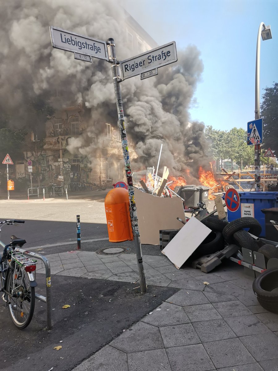 ++Berlin hat seit heute eine Autonome Zone.++

Für eine morgige Brandschutzbegehung wollte die Stadt eine Sperrzone rund um die #Rigaer94 errichten. Daraus wurde offensichtlich nichts. 
#b1606
