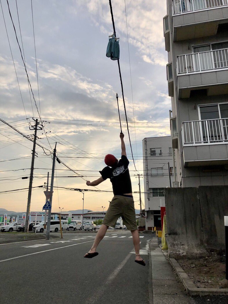 ramen_kaneko's tweet photo. 短パン乾いたのいいけど
これ届かなくね...
どーやって干したん？ https://t.co/Ccz6ZjUmOO