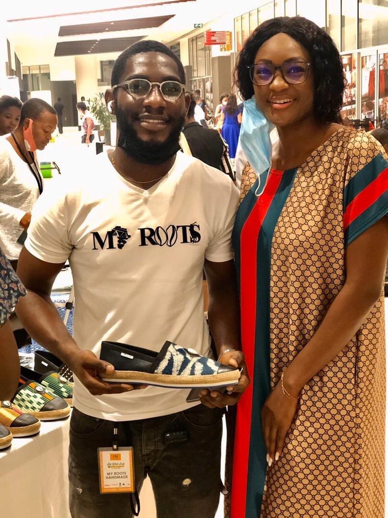 Lisa_Griffi's tweet photo. Ça continue ce matin avec le magazine national dédiée à l’économie #cameroonbusinesstoday qui consacre une page aux héros de notre économie et plus précisément la filière confection textile.
#MyRoots #MadeinCameroun #ASENIA #Economie #SND30 #PDI https://t.co/y0hGtku8jf