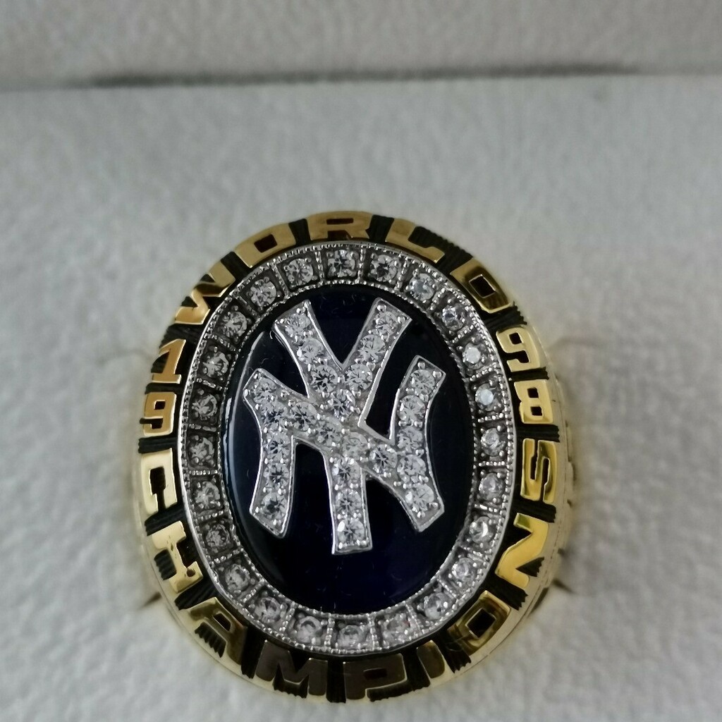 ManyCustom's tweet photo. New York Yankees MLB World Series and  American League Championship Rings #yankees #newyorkyankees #yankeesbaseball https://t.co/yiKKqyf4Gs