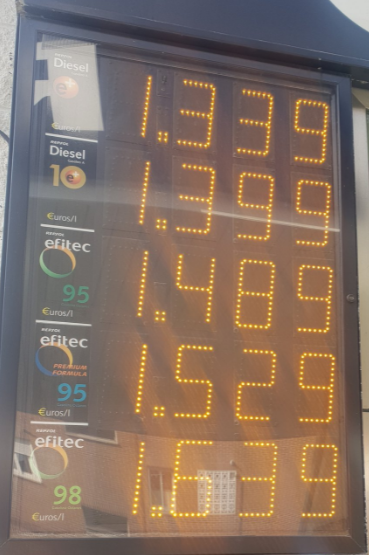 xaviconde's tweet photo. Si estáis apesadumbrados por el precio de la luz acercaos a echar gasolina. https://t.co/w7Wxfqosle
