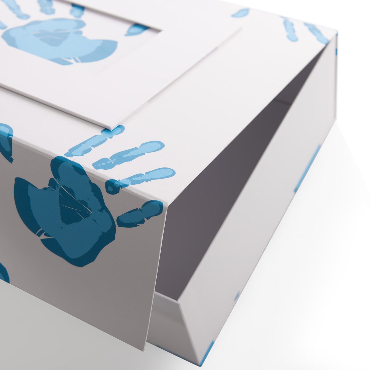 paperbagsuk's tweet image. Custom Magnetic Seal Memory Boxes for @MadeaMark2018

Tap the link in the Bio to see more &amp;amp; get your quote

#MadeAMark #PrintedBox #BoxDesign #MemoryBox #PreciousPackaging #PackagingSolutions #CustomPackaging #PackageDesign #Packaging #LuxuriousPackaging