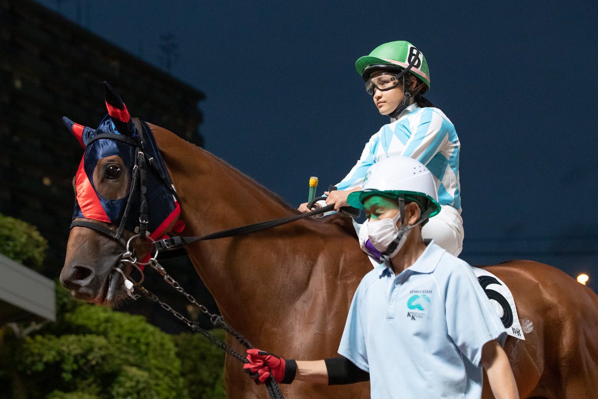 B1B2選定馬戦なんだけど、神尾騎手の乗るエンシャントロアはB3格付け。900m戦は編成の都合で格上戦編成になることがあり、その場合は下級(B2)馬(の斤量55キロ)からさらに2キロ減するとあり、53キロが斤量の基点になる。そこから牝馬の2キロと神尾騎手の★4キロを引いて47キロと。 #川崎競馬