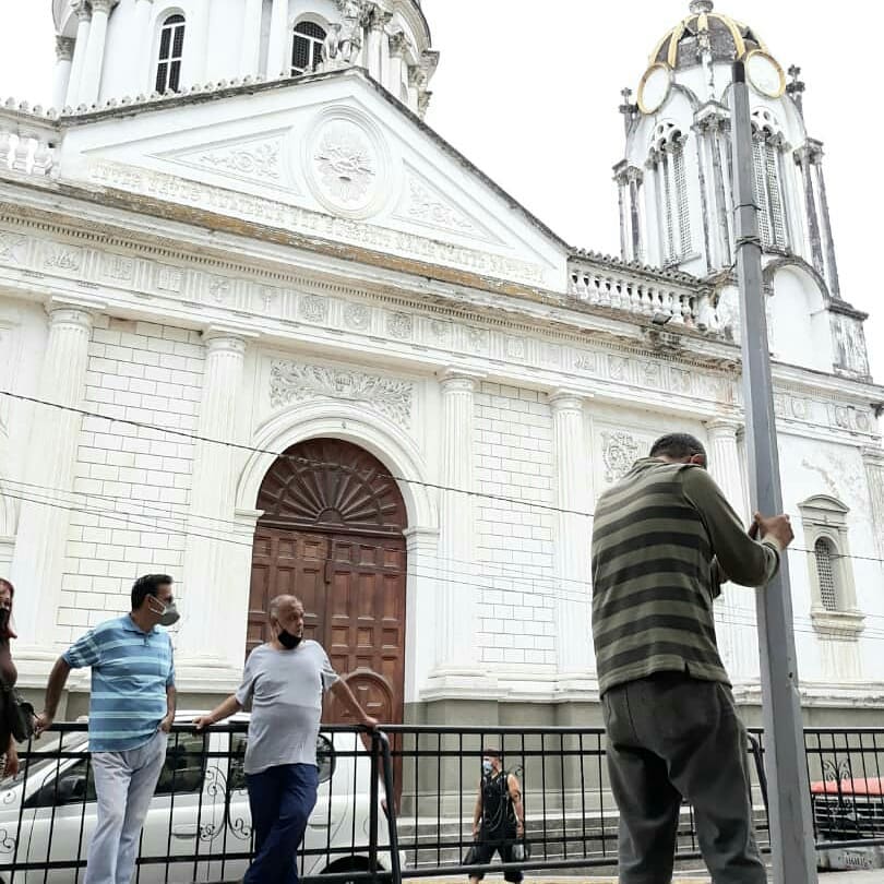 ComunidadesSc's tweet photo. Desde la Comunidad Organizada de la ermita estan en proceso de instalación de postes para una nueva fase de iluminación de nuestra plaza José Antonio Páez de la Ermita.

Seguimos apoyando la recuperacion de los espacios publicos.

#ComunidadesOrganizadasSC #SanCristobal https://t.co/1xB4oLaCAt