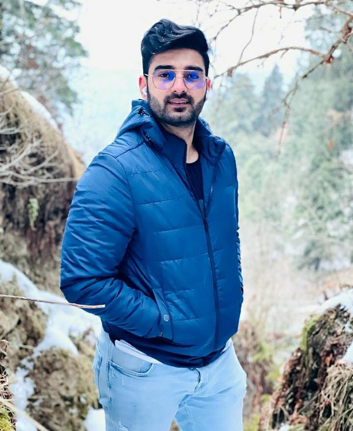 Akanksha110699's tweet photo. The person with golden heart .. The person who alwaysss knows where we have doubts in any topic .. The person who always take care of his each and every student .. He is the man who never give up in every situation nd taught the same to us .. #yournotalonesir
#sumitrathiKsathi https://t.co/K9C5Gbr3ly