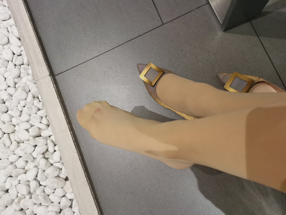 🧦：@limerencem 柔情无缝款无内！同事聚餐，喝醉了放飞自我！不知道有没有把旁边新来的小哥哥诱惑到！#涞觅润丝
投稿  @Dayulejia91 @Fanjiahui2020  @Sexyallnight609 @Dream_QY https://t.co/TzOcGsoN6P